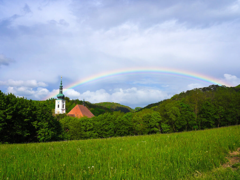 stift heiligenkreuz mit regenbogen